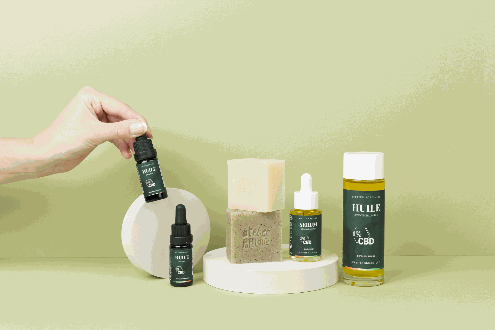 Nos différents produits de la gamme au CDB : les huiles sublinguales Équilibre+, les sérums Détente Cellulaire+, ainsi que nos savons au CBd Gamme au CBD Atelier Populaire