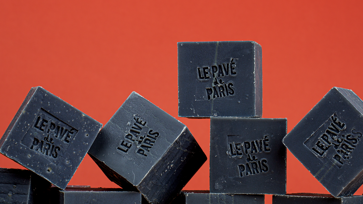 Découvrez nos savons à frois bios fabriqués à Paris ! Le Pavé de Paris, le savon à froid emblématique d'Atelier Populaire