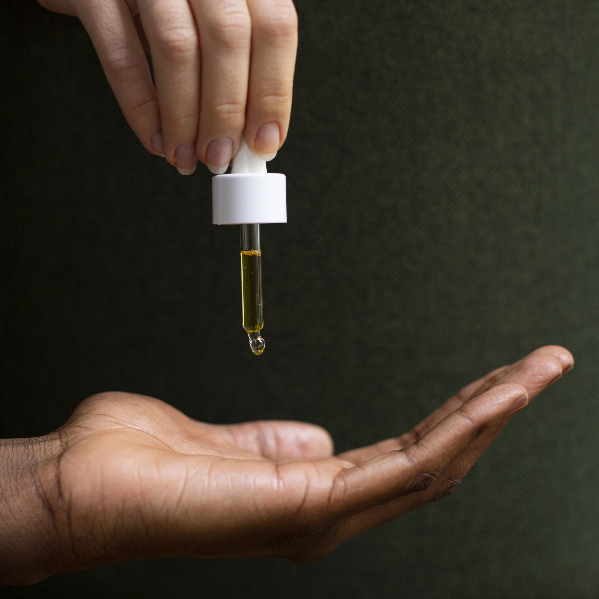 Ne lésinez pas sur le "glissant"! 3 à 6 gouttes de sérum suffisent pour créer la base idéale pour votre massage 