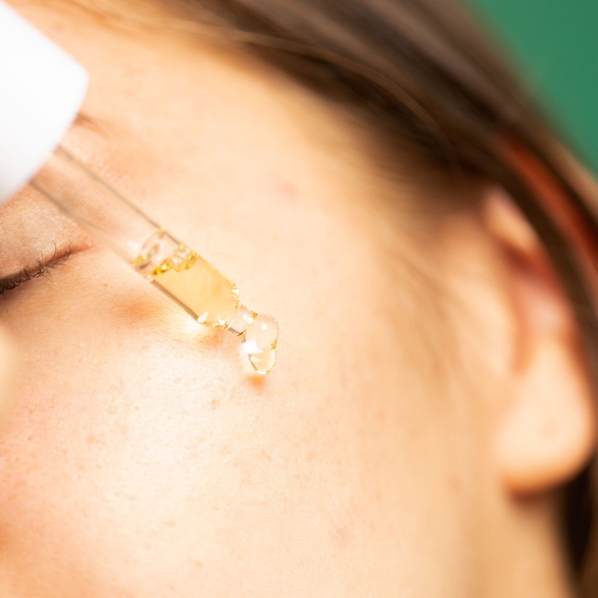 Appliquez d'abord le Sérum Détente Cellulaire+ sur l'ensemble du visage et du cou. Une peau bien lubrifiée est la clé d'un massage réussi